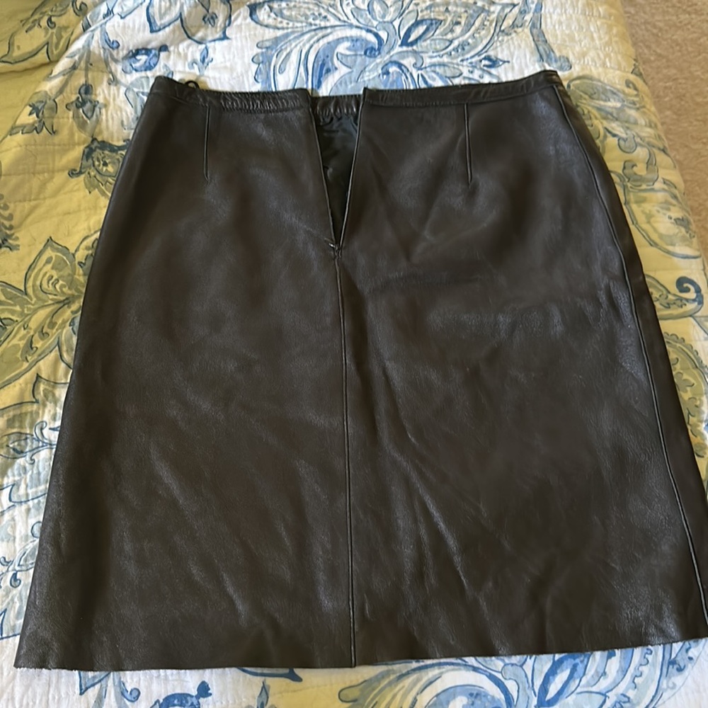 Buttery soft excellent condition black 100% leather.  Size 8. Purple label. - Picture 4 of 9